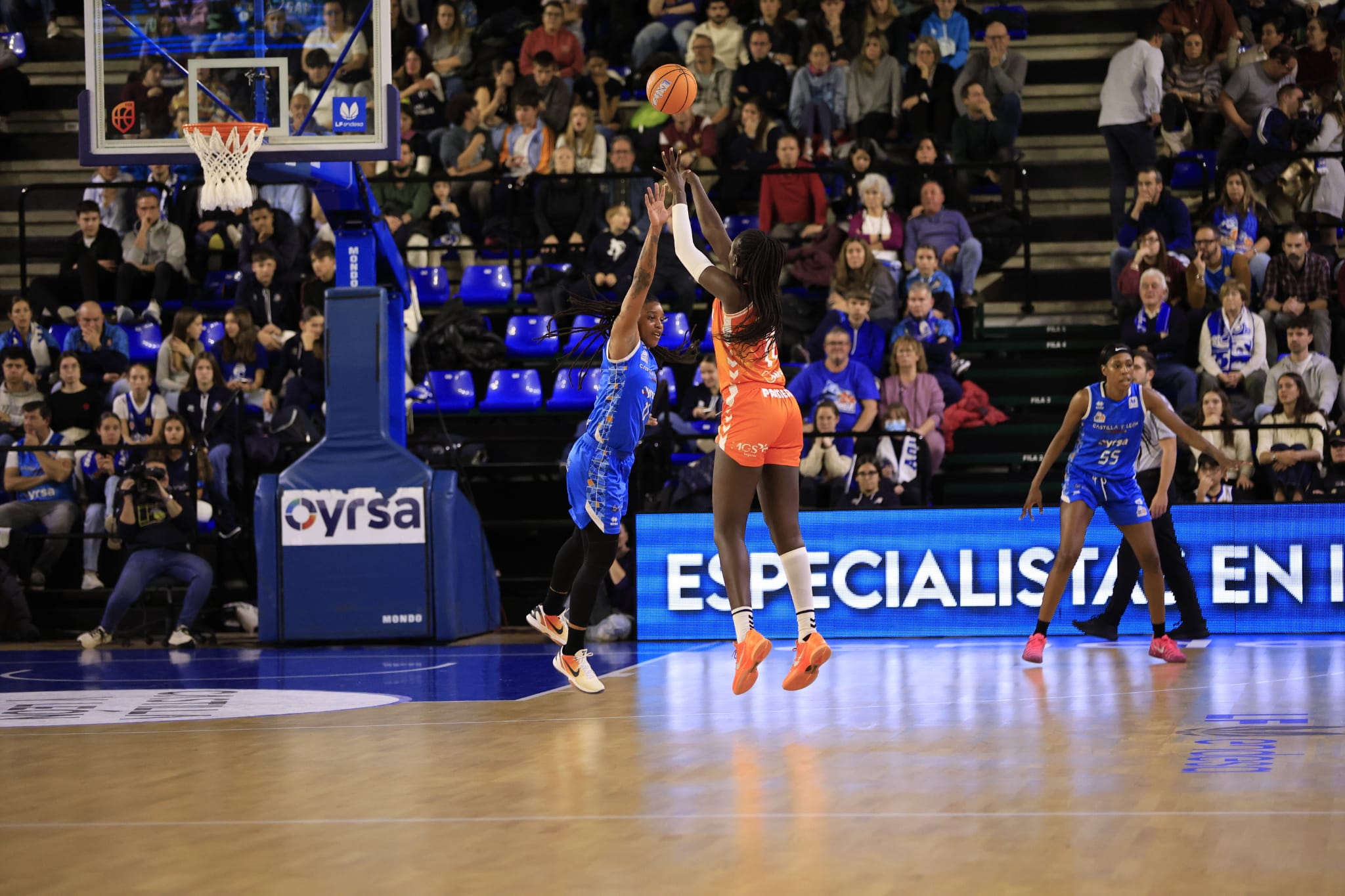 El partido entre Avenida y Valencia Basket, en imágenes