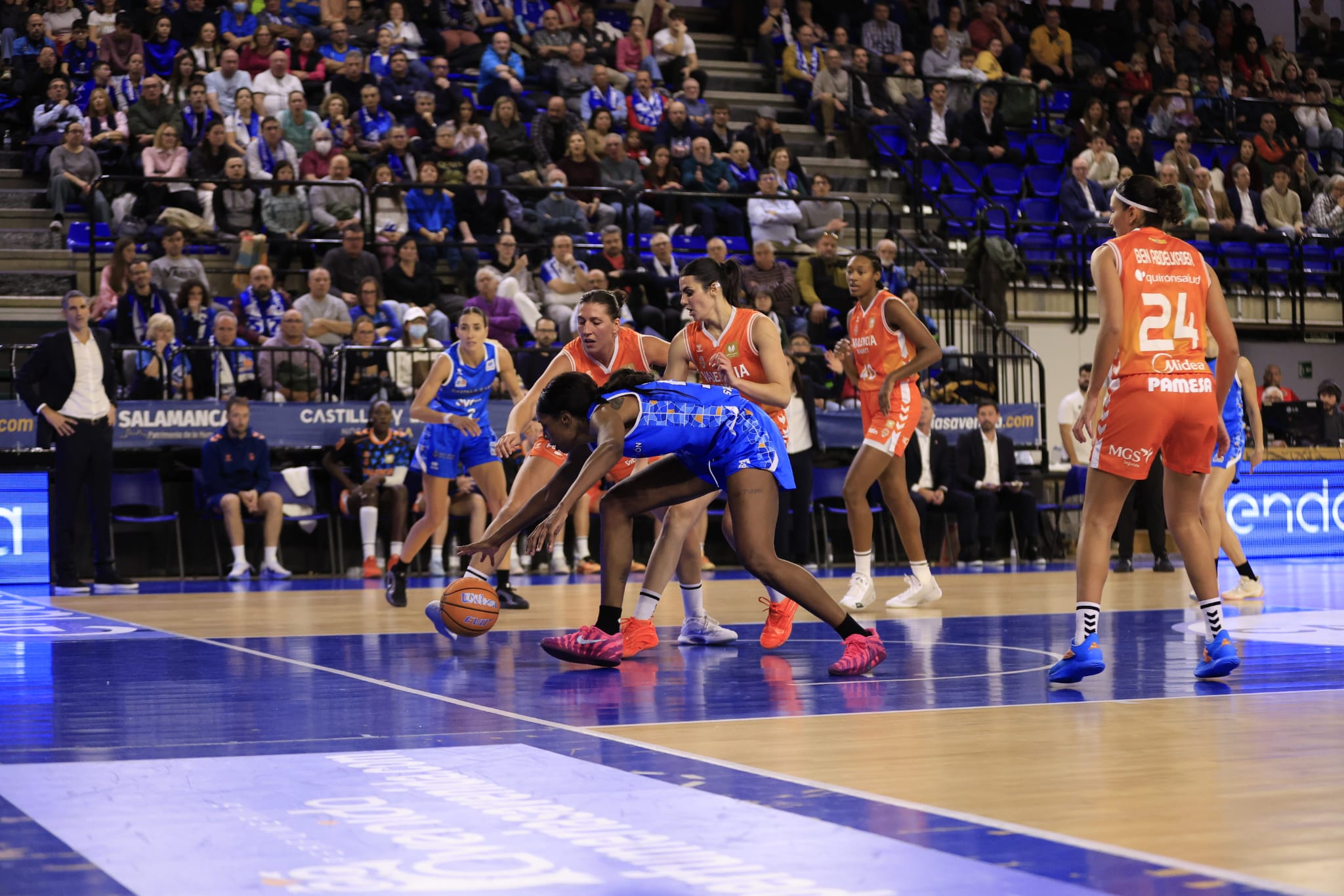 El partido entre Avenida y Valencia Basket, en imágenes