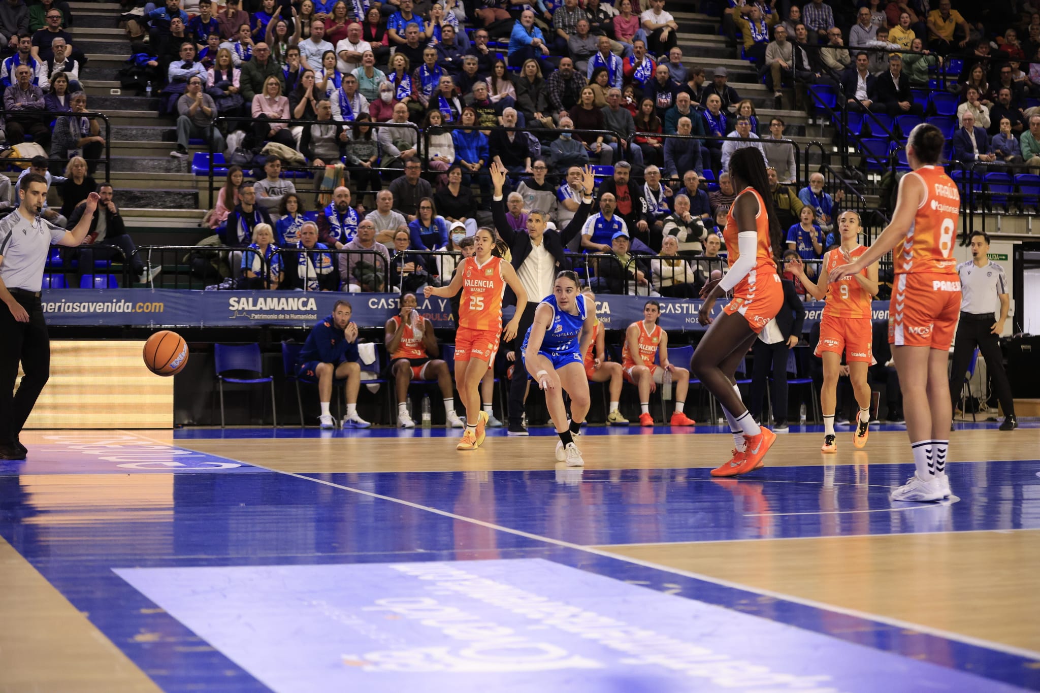 El partido entre Avenida y Valencia Basket, en imágenes