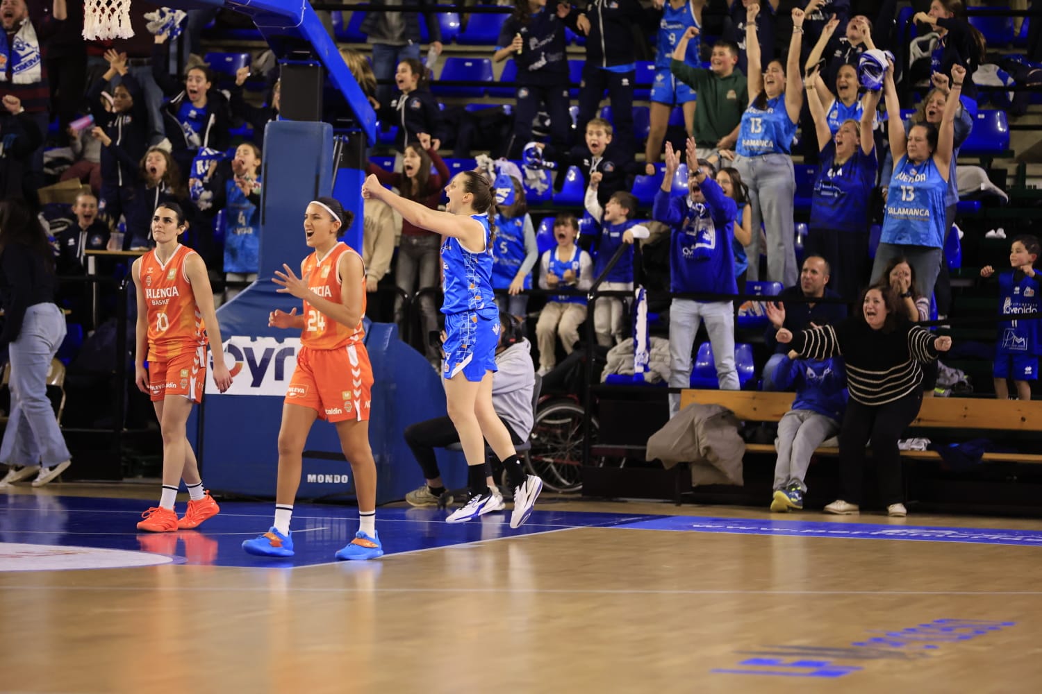 El partido entre Avenida y Valencia Basket, en imágenes
