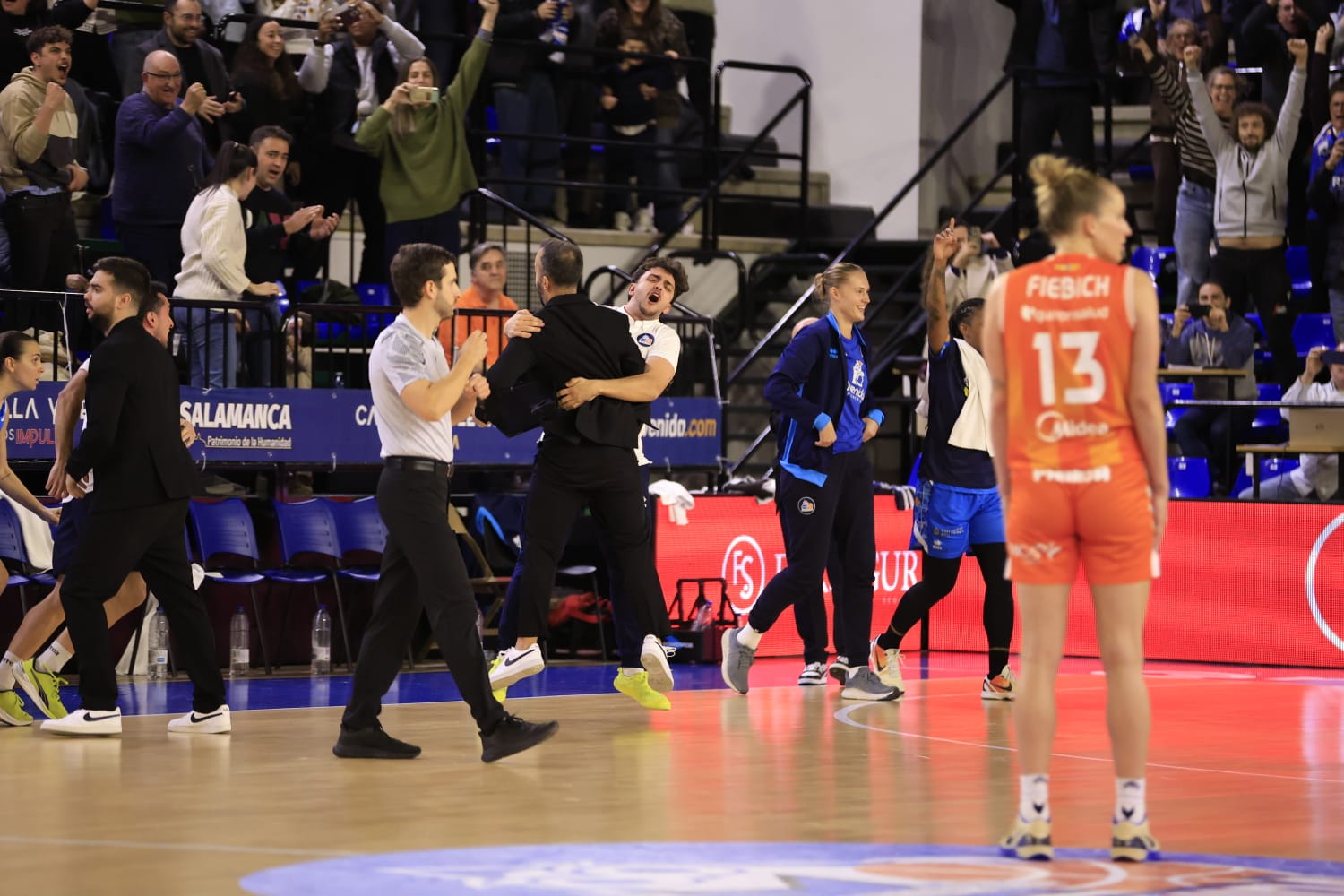 El partido entre Avenida y Valencia Basket, en imágenes