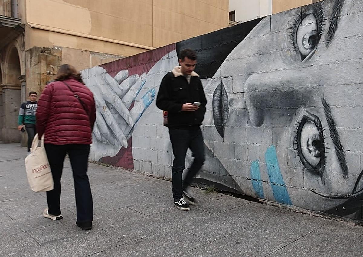 Imagen secundaria 1 - Varias vistas del mural en su estado actual y la firma del artista.