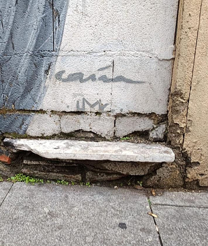 Imagen secundaria 2 - Varias vistas del mural en su estado actual y la firma del artista.