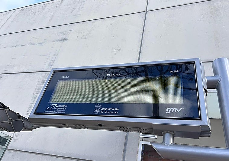 Más de 24 horas de apagón de las pantallas en las marquesinas de autobús de Salamanca