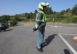 Imagen de la Guardia Civil controlando el tráfico en una carretera de Salamanca.