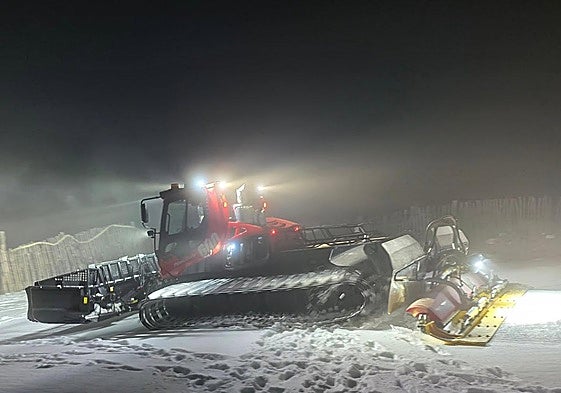 La máquina pisapistas, trabajando esta noche en la estación de esquí.