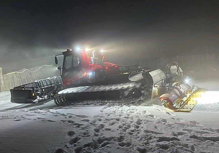 Así trabaja la espectacular máquina que convierte la estación de esquí de Salamanca en una autopista de nieve