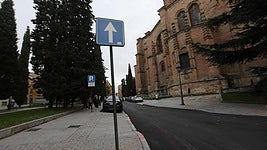 Así ha quedado la calle del Rosario con asfalto.