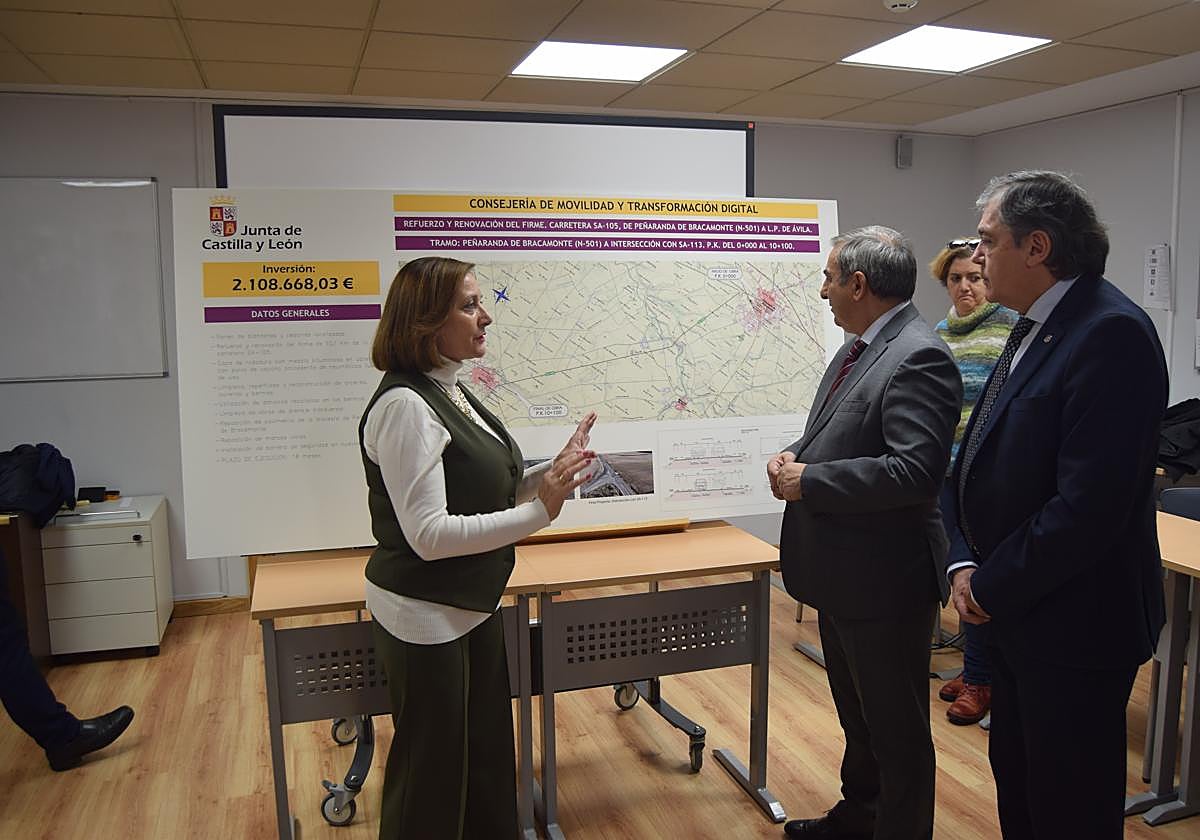 El consejero de Movilidad y Transformación Digital, José Luis Sanz Merino, presenta el proyecto de mejora de la carretera SA-105.