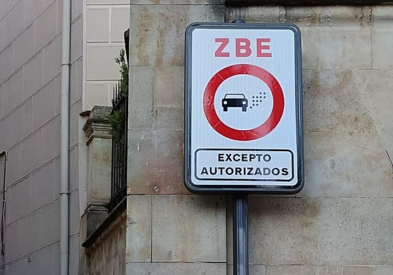 Señal de acceso y cámara de la zona peatonal.