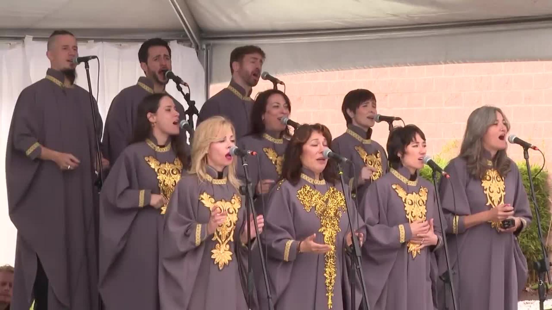 La música acompaña a los asistentes al homenaje a los difuntos del cementerio de Leganés