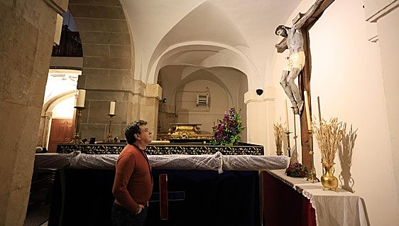 Estreno de túnica tras un siglo y el primer vía crucis en la calle de la Congregación de la Santísima Trinidad