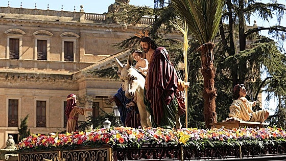 Tradición familiar, inclusión y sentimiento se muestran en una multitudinaria procesión de la Borriquilla en Salamanca