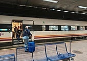 El 'nuevo' tren de Barcelona no mejora con trasbordo y llega casi una hora tarde el día de su estreno