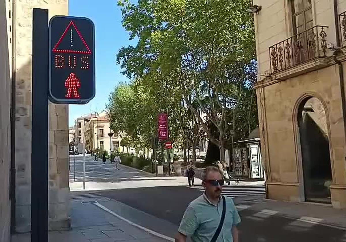 Así funciona el nuevo semáforo del bus en Salamanca al que pocos hacen caso