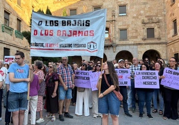 La protesta salmantina frente a la Subdelegación del Gobierno.