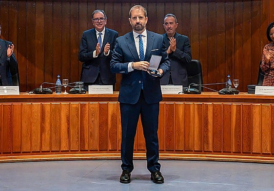 Rodrigo Carcedo recibiendo la Medalla de Bronce al Mérito Social Penitenciario