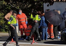 Guardias Civiles y el equipo sanitario que acudió al accidente de Aldeatejada, atienden al motorista esta mediodía.