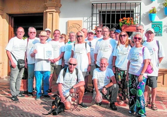 Mitglieder  des Vereins Marbella Verde vor dem Rathaus von Marbella.