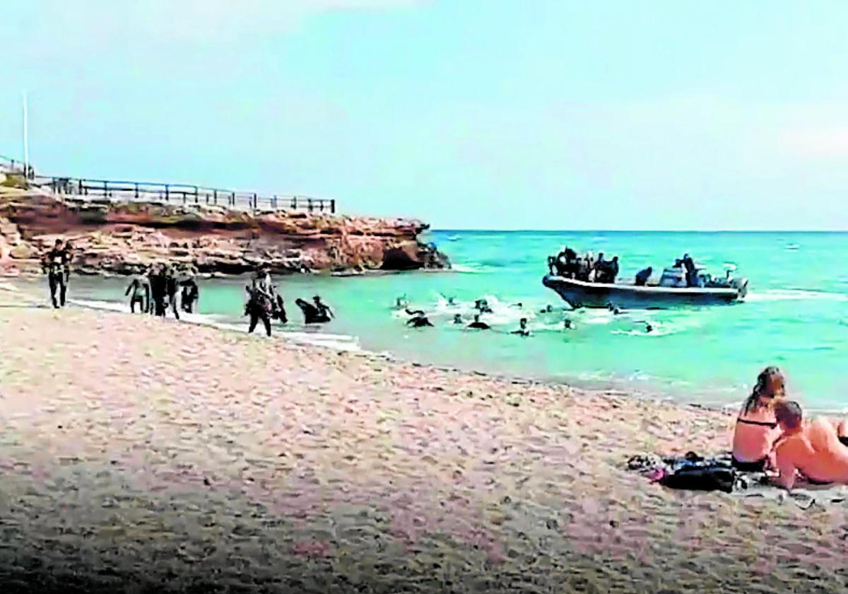Das Boot lud die Migranten am Strand von Nerja ab.
