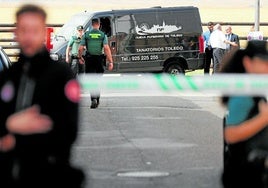 Sicherheitskräfte und Leichenwagen am Unglücksort.