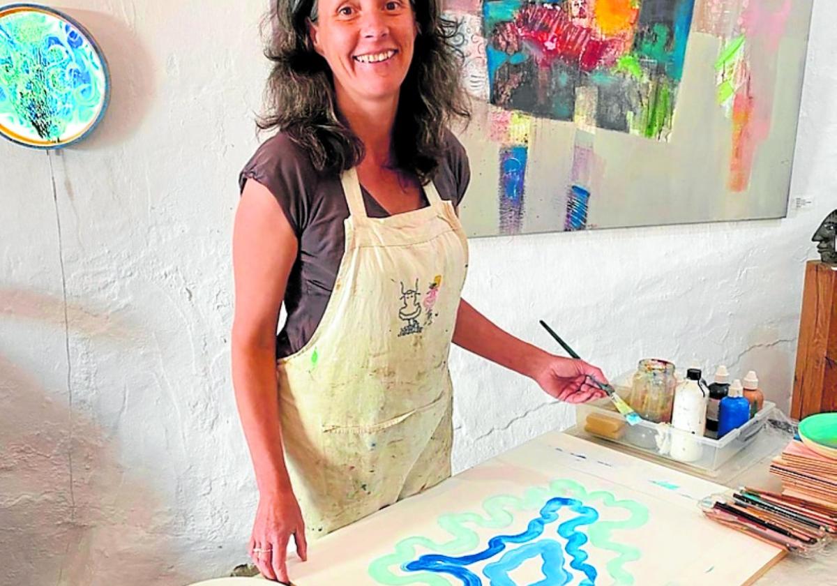 Lieuwke Loth bei der kreativen Arbeit in ihrer Galerie.