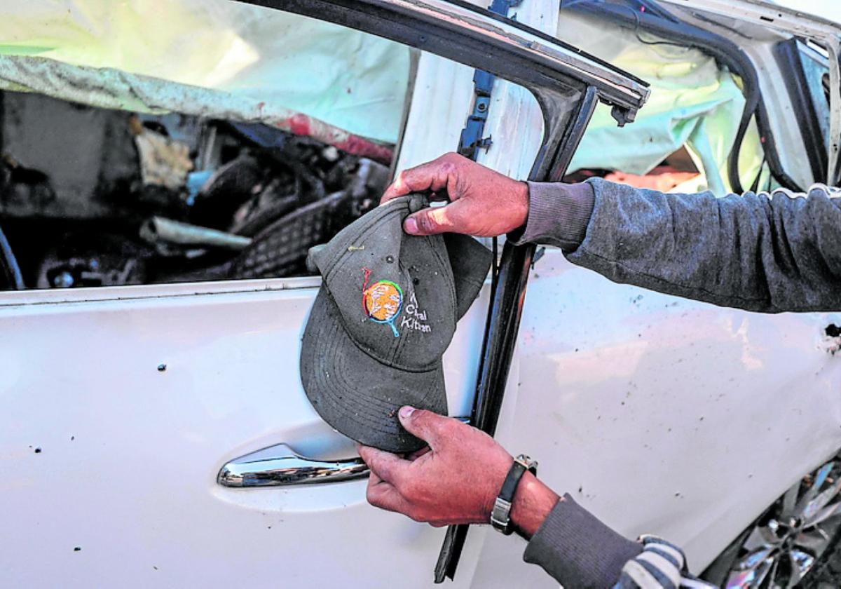 Kappe eines der WCK-Mitarbeiter und getroffenes ziviles Fahrzeug.