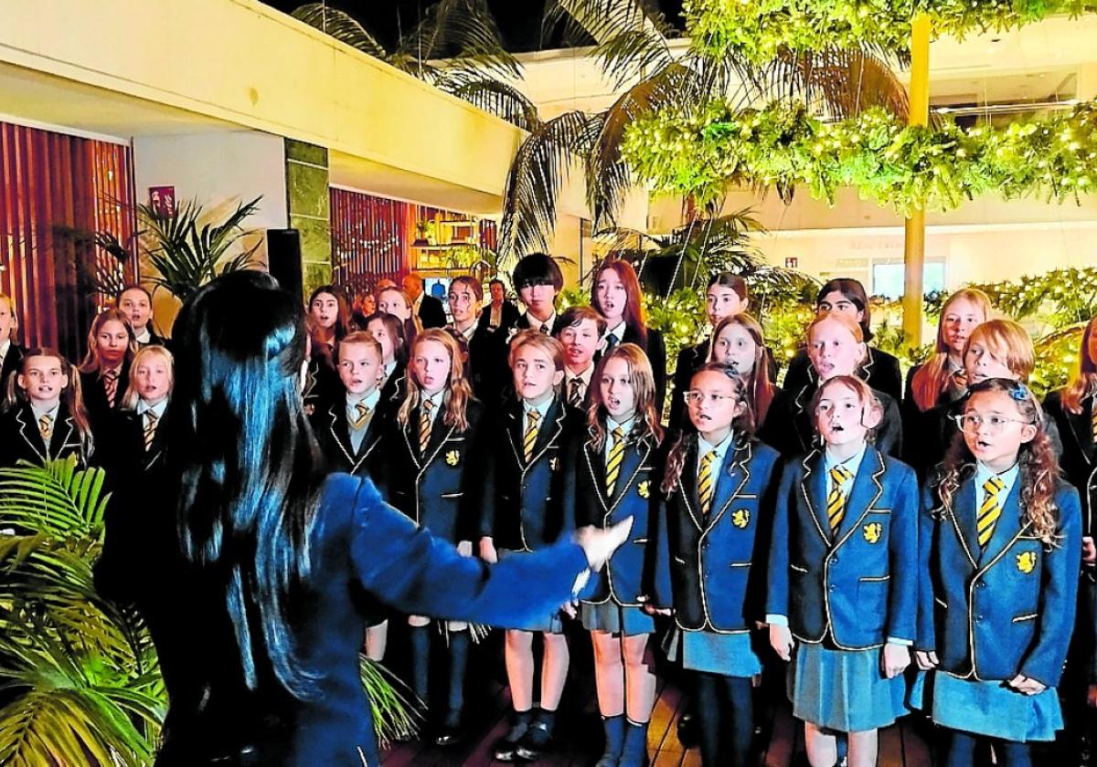40 Kinder der Marbella British School sangen am 28. November Weihnachtslieder.