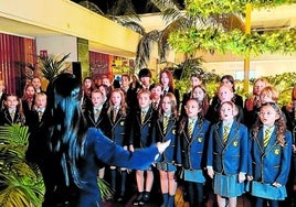 40 Kinder der Marbella British School sangen am 28. November Weihnachtslieder.