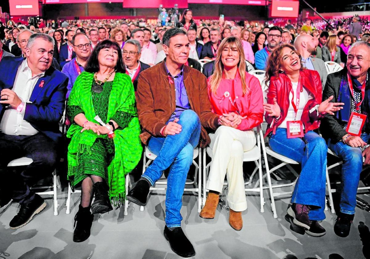 Pedro Sánchez, Ehefrau Begoña Gómez und PSOE-Führungsmitglieder am Sonntag in Sevilla.