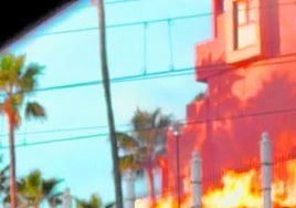 Das Hotel Polynesia in Flammen.