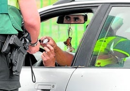 Alkohol-Kontrolle: Schwere Verkehrverstöße sollen künftig EU-weit Folgen haben.