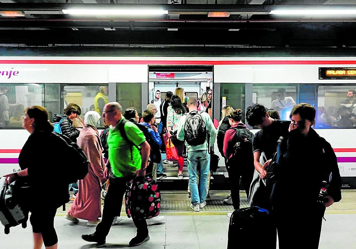 Der Nahverkehrszug bis Fuengirola ist bisher die einzige Bahnverbindung an der Küste.