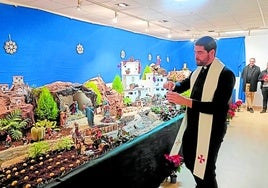 Pfarrer Fernando Rodríguez segnet die große Weihnachtskrippe.