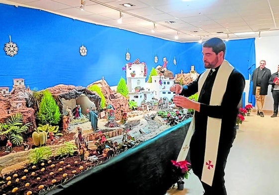 Pfarrer Fernando Rodríguez segnet die große Weihnachtskrippe.
