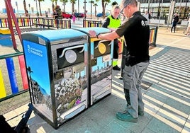 Installation intelligenter Abfallbehälter auf der Plaza Pedro Cuevas.