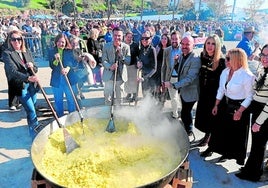 Delegation der Stadt an der Riesenpfanne mit den Migas.