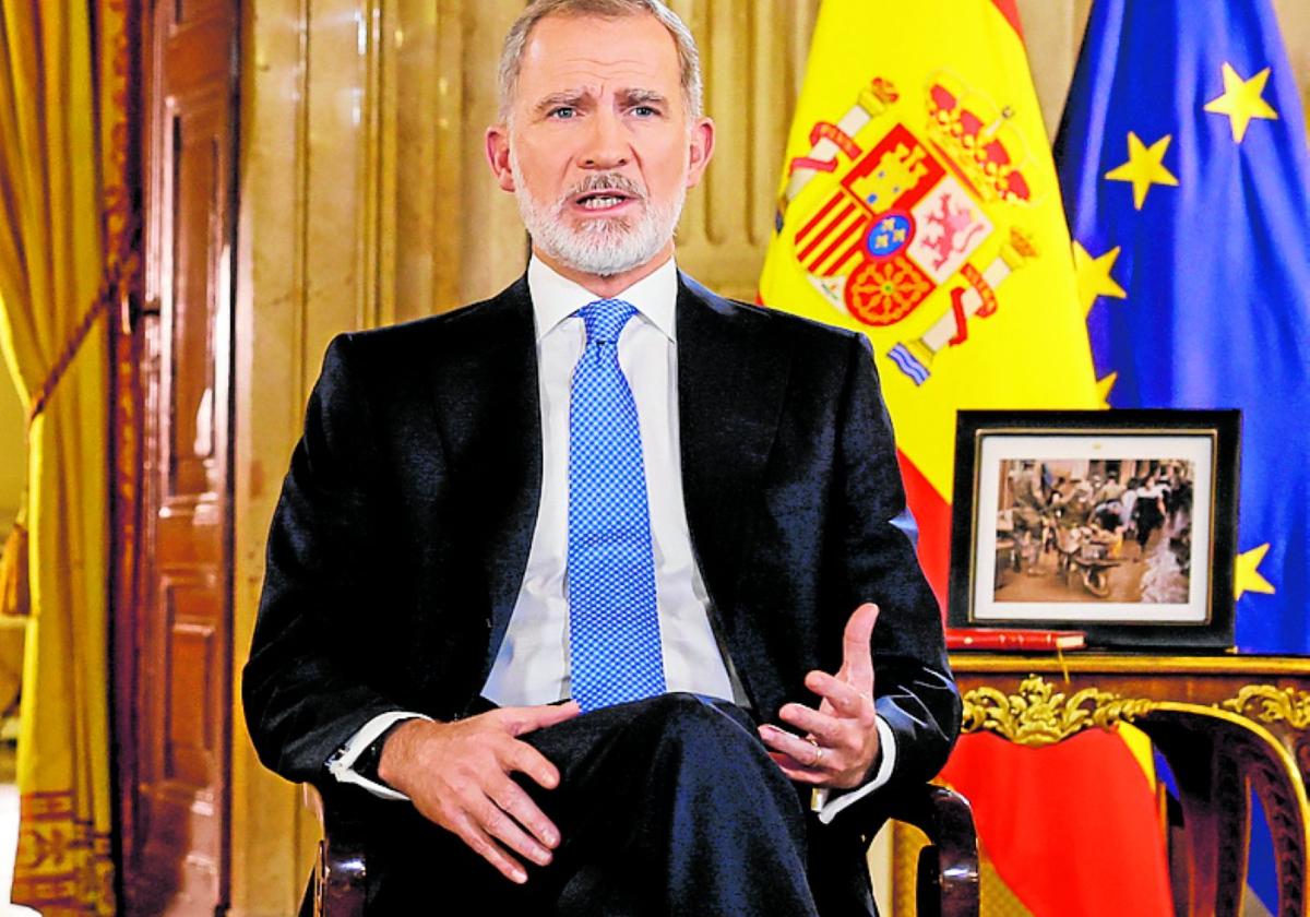 König Felipe VI. vor Foto der Hilfsaktionen in Valencia.