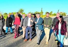 Provinzchef F. Salado und Bürgermeister J. Lupiáñez (M.) bei der Einweihung des ersten Straßenabschnitts.