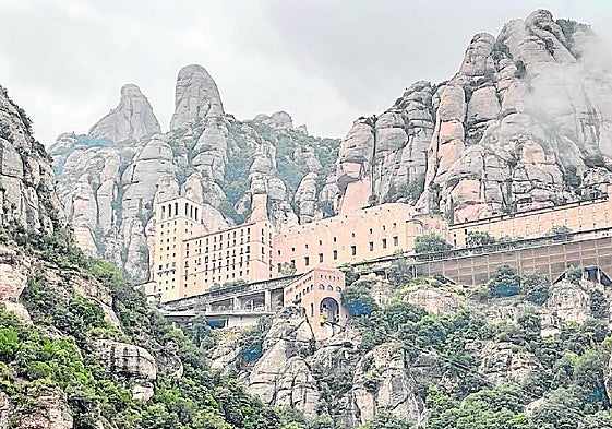 Spektakulär liegt das Kloster von Montserrat in den gleichnamigen Bergen.