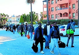 Migranten bei ihrer Ankunft am Hotel in Benahavís.