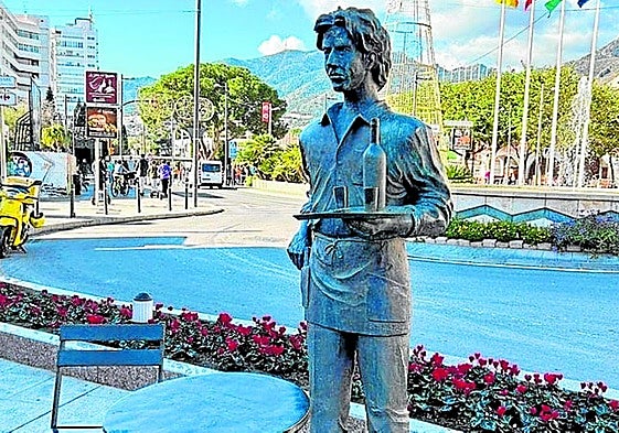 Skulptur in der Avenida de la Constitución.