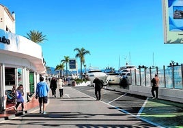 In der Nebensaison gibt es in Puerto Banús keine Terrassen.