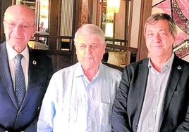 Luis de Lezama (M.) mit Málagas Bürgermeister De la Torre.