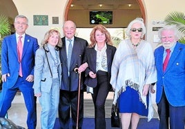 Verdiente Lions, Irene und Günther Kreis, mit Ehrengästen, darunter Rudolf Graf von Schönburg mit seiner Gattin Marie-Louise von Preußen und Esteponas Bürgermeister García Urbano.