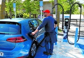 Fahrer eines E-Autos an einer Ladestation in Vitoria.