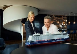 Robbie Williams neben dem Modell des Kreuzfahrtschiffs, das er in Málaga taufen« wird.