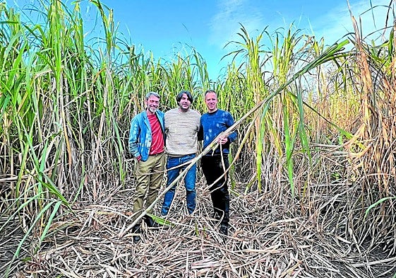 Alan Chandler und Armor Gutiérrez Rivas mit Francisco Izquierdo (M.) von Ron El Mondero.