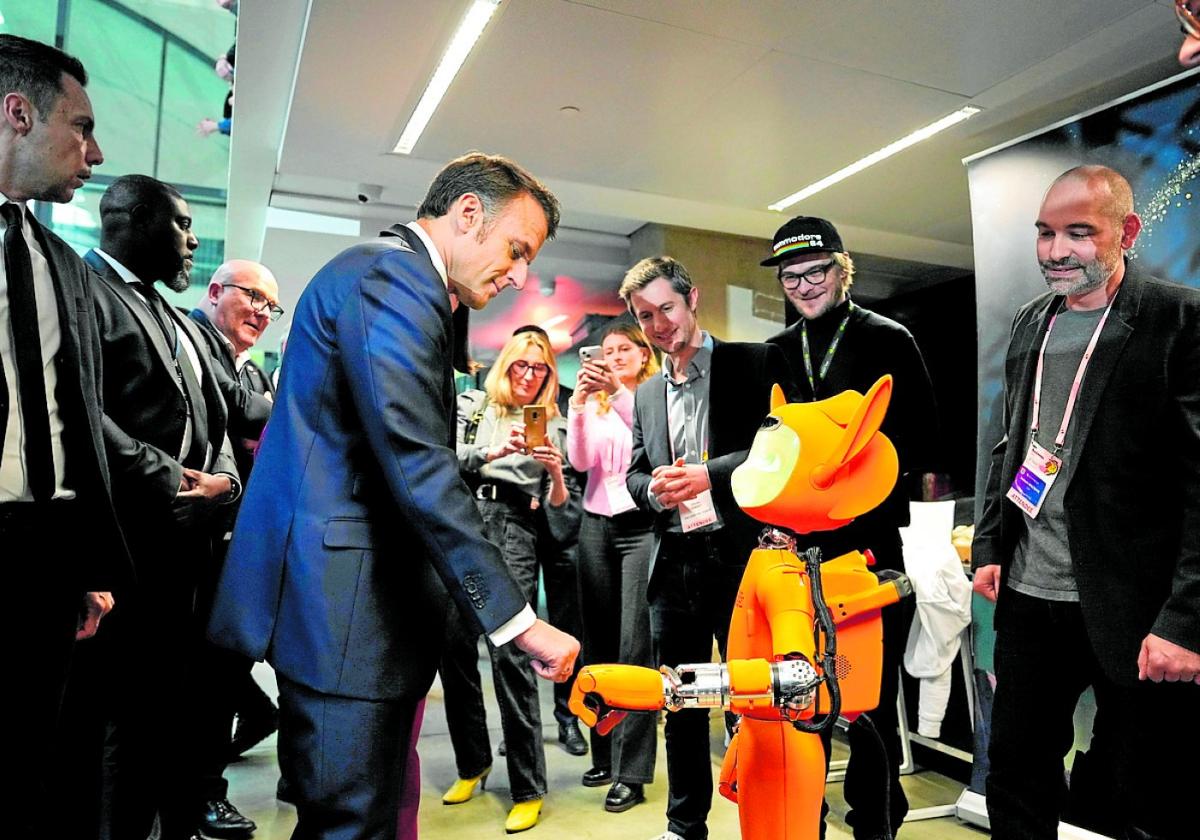 Macron begrüßt Roboter des Star-Ups Station F auf der 'Artificial Intelligence Action Summit' in Paris.