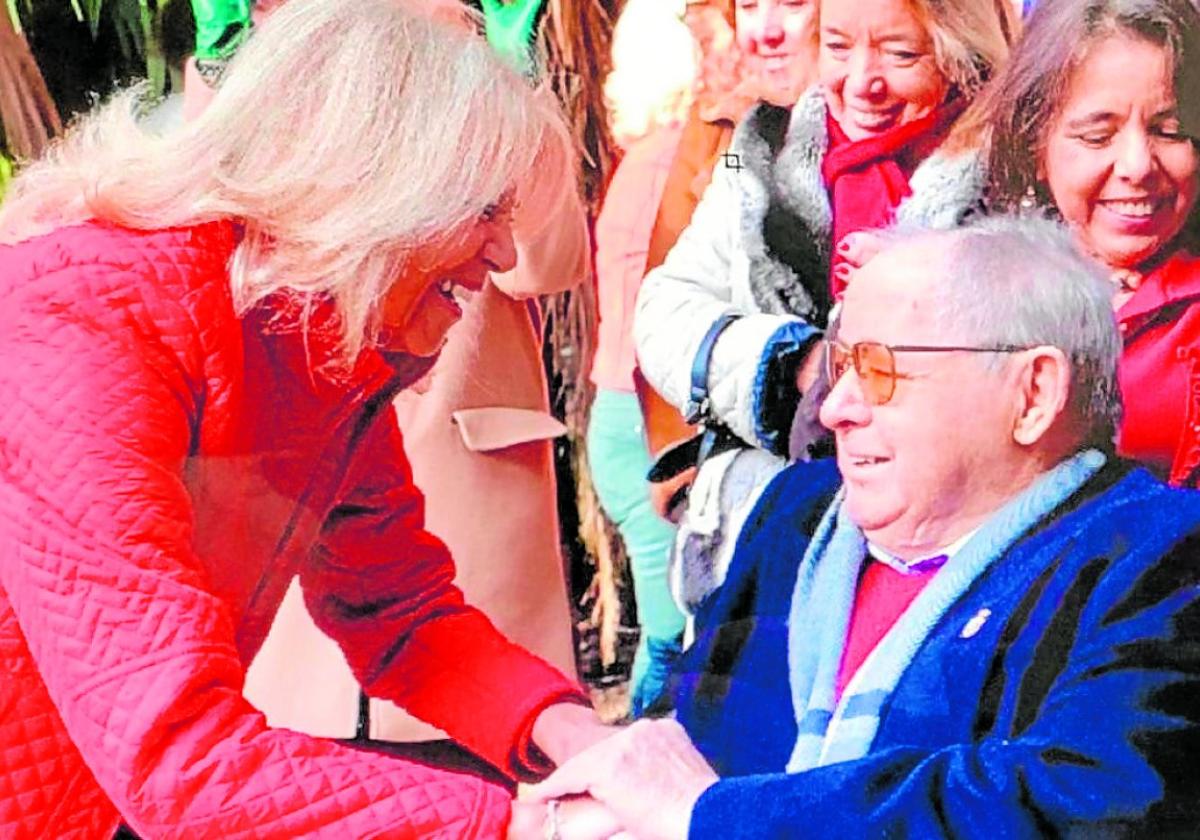Bild des letzten öffentlichen Auftritts von Leonardo Llorente bei der Ehrung seiner Frau Marina Torres.